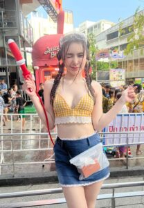 jenniie-Thamonphak-เล่นน้ำ