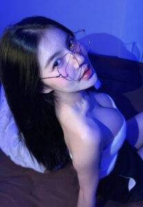 Eve-Pimonsiri-ใส่แว่น