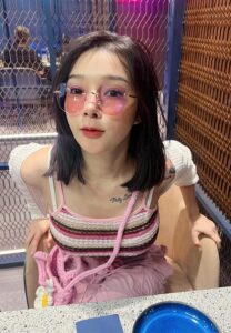 Tiity-Tiity-เน็ตไอดอลใส่แว่น