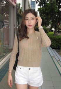 Donut-Natthicha-เสื้อครีม