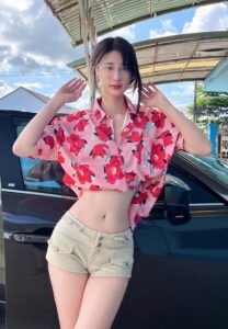 Ploy-Kamon-เสื้อลายดอก