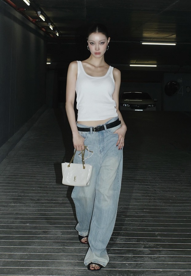 JingJing Yu แฟชั่นเสื้อกล้ามสีขาวและยีนส์โอเวอร์ไซซ์
