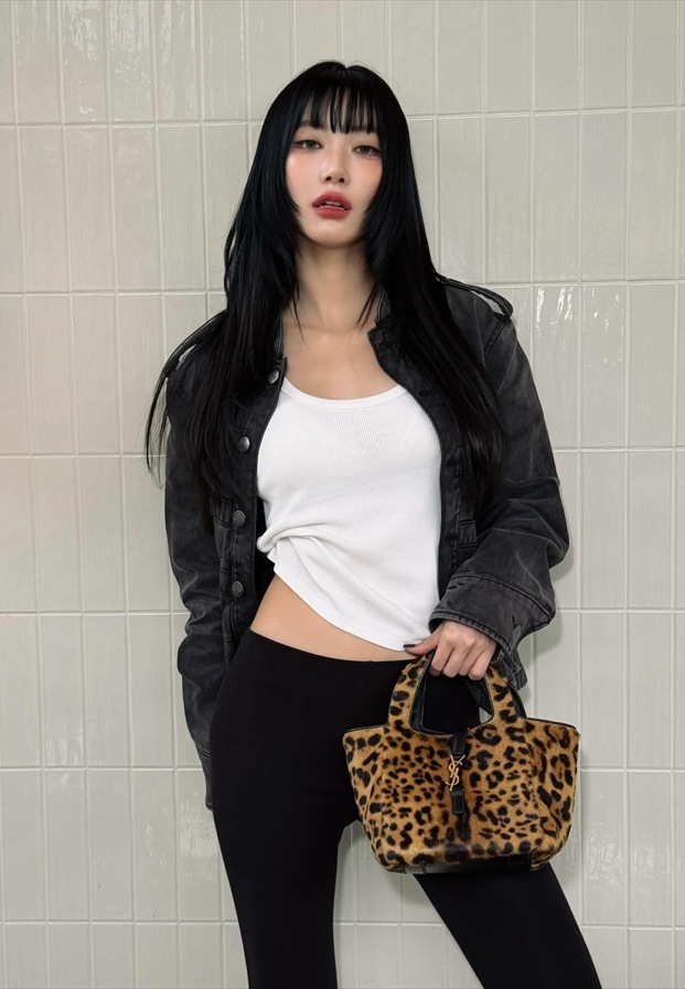 JingJing Yu ลุคเสื้อกล้ามขาวแจ็กเก็ตดำกับกระเป๋าลายเสือ