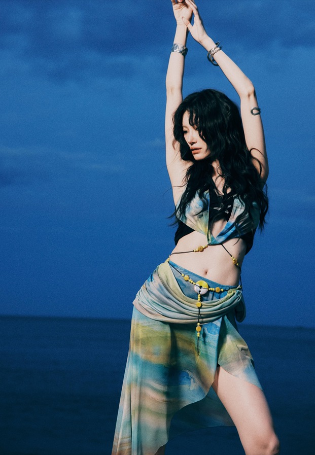 JingJing Yu แฟชั่นริมทะเลโทนฟ้า