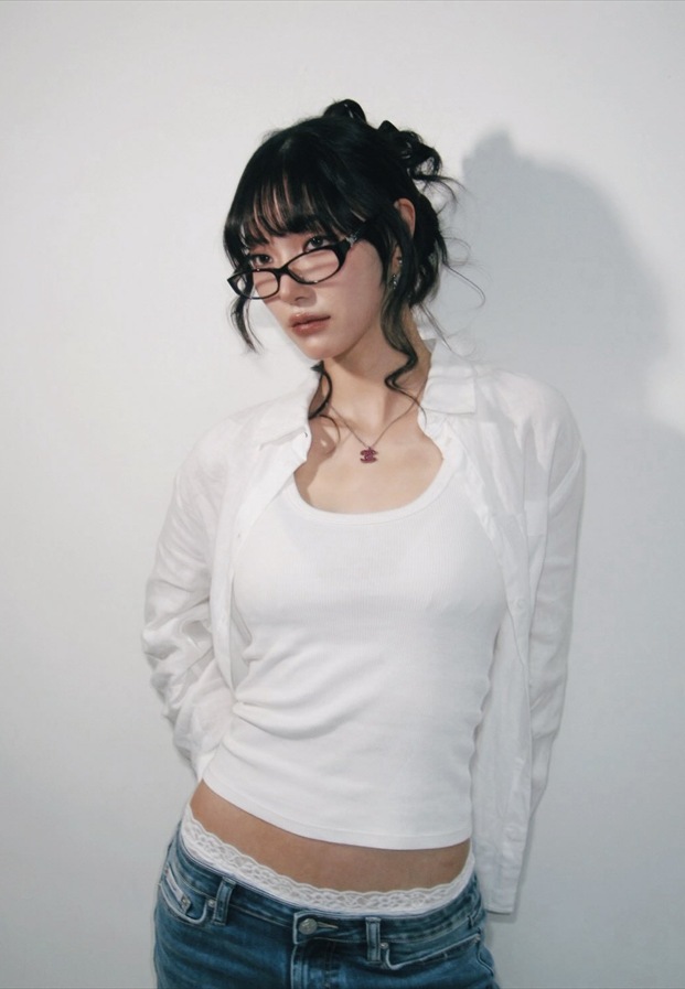 JingJing Yu ลุคเสื้อขาวแว่นตาดำสไตล์มินิมอล