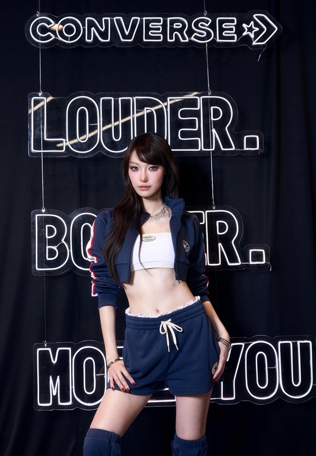 JingJing Yu แฟชั่นสปอร์ตเกิร์ลโทนน้ำเงิน