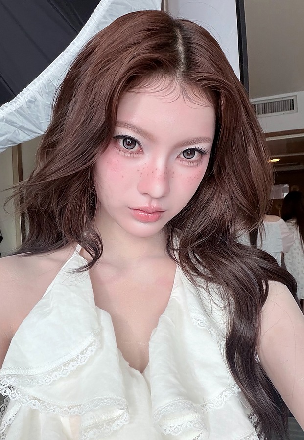 พั้นรักแมว พั้น พันธิตา ลุคเสื้อคอคล้องสีขาวละมุน