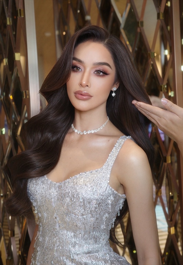 ขนม ทารีน่า โบเทส ลุคเดรสสีเงินก่อนคว้ามง Miss Universe Thailand 2026