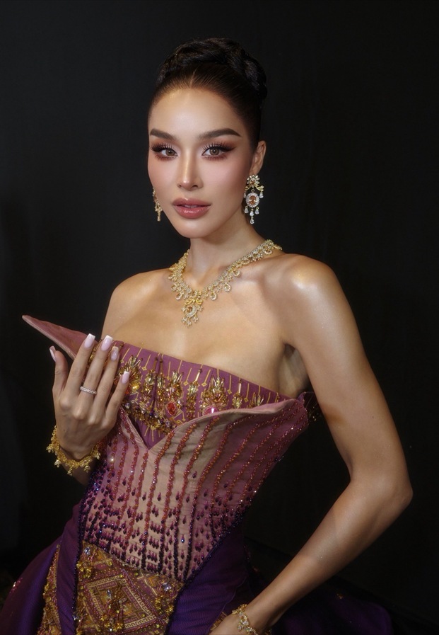 ขนม ทารีน่า โบเทส ในชุดไทยร่วมสมัยสีม่วง