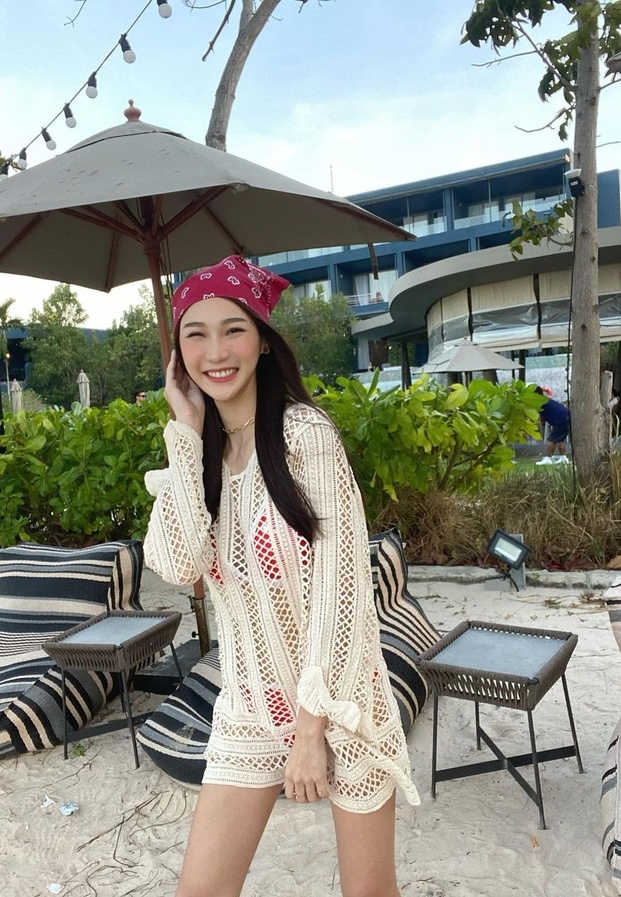 น้องหญิง จุฑารัตน์ ในชุดเดรสไหมพรมถัก อวดรอยยิ้มหวานสดใสริมชายหาด
