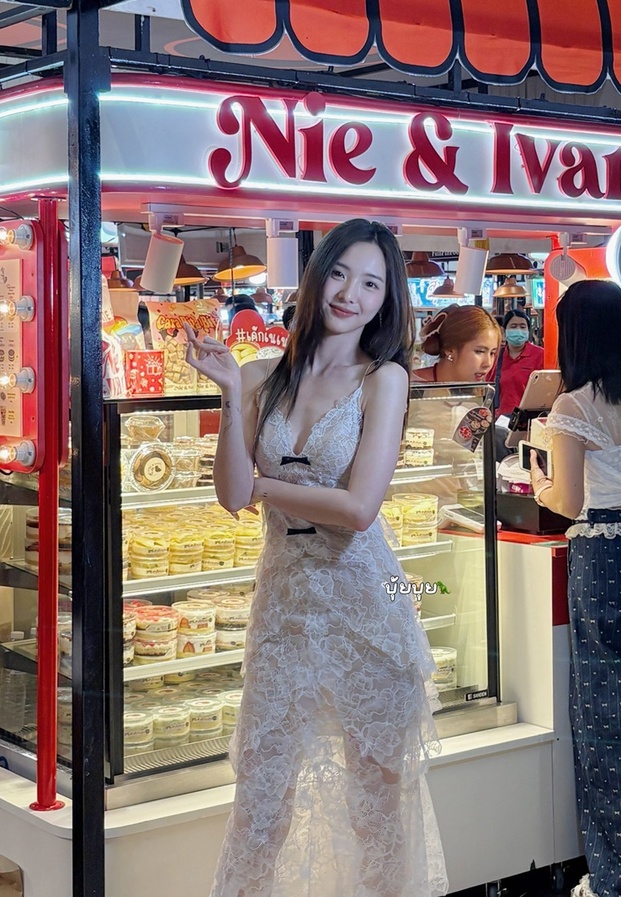 เนเน่ พรนับพัน ในลุคเดรสลูกไม้สีขาวหวานฉ่ำที่คาเฟ่ Nie & Ivan