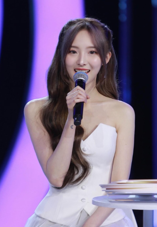 เนเน่ พรนับพัน สวยสง่าบนเวทีคอนเสิร์ตในชุดเดรสเกาะอกสีขาวสะกดสายตา
