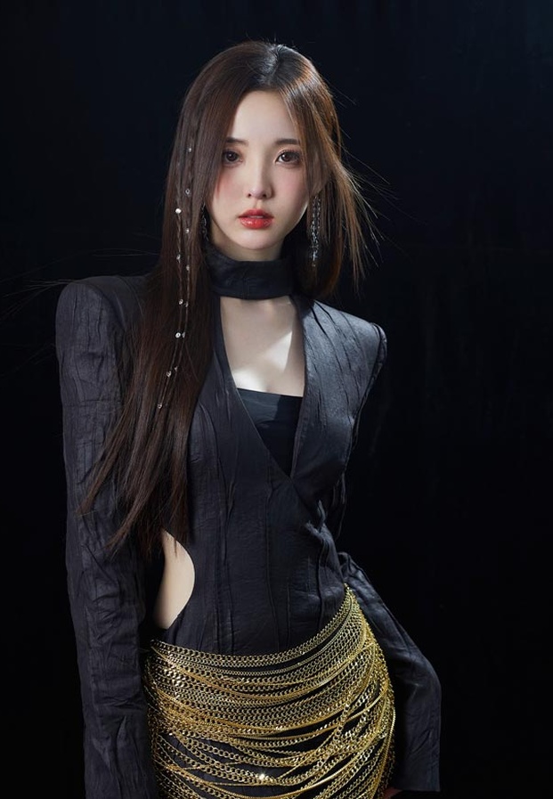 เนเน่ พรนับพัน ในลุคเบลเซอร์สูทสีดำประดับโซ่ทองสุดหรูหรา มาดสาวมั่นทรงพลัง