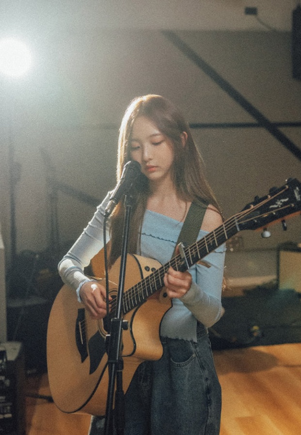 เนเน่ พรนับพัน เล่นกีตาร์โปร่งร้องเพลงสดบนเวทีคอนเสิร์ต เปี่ยมด้วยเสน่ห์และแพสชัน