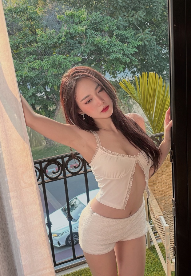 เอื้อย พรสวรรค์ ในลุคเซ็ตไหมพรมสีครีมสุดละมุนริมระเบียงห้องพัก