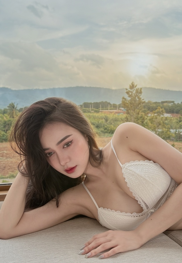 เอื้อย พรสวรรค์ นอนโพสท่ารับแสงแดดยามเย็นบนทุ่งหญ้า สวยหวานดุจภาพวาด