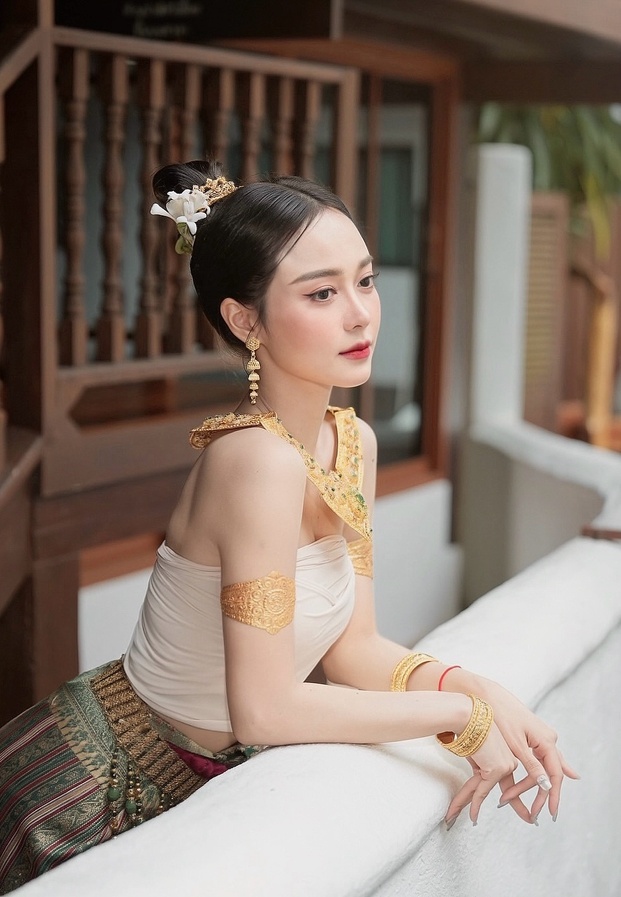 เอื้อย พรสวรรค์ งดงามในชุดไทยสไบโบราณประดับเครื่องทองเรือนไทย