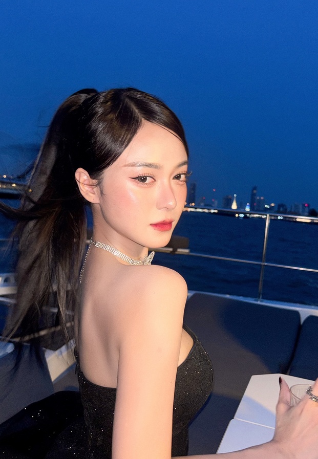 เอื้อย พรสวรรค์ ในลุคชุดเดรสราตรีสีดำบนดาดฟ้าเรือยอชต์หรูชมวิวแม่น้ำเจ้าพระยา